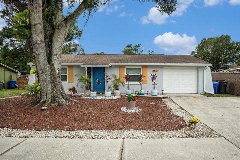 House in Tampa, Florida 3 bedrooms, 98.01 sq.m. № 1808609 - photo 1
