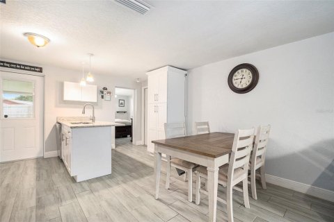 House in Tampa, Florida 3 bedrooms, 98.01 sq.m. № 1808609 - photo 9