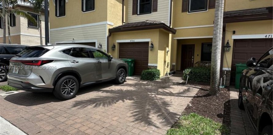 Townhouse in Davie, Florida 3 bedrooms, 133.59 sq.m. № 2068310