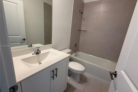 Townhouse in Miami, Florida 3 bedrooms, 130.34 sq.m. № 2052813 - photo 18