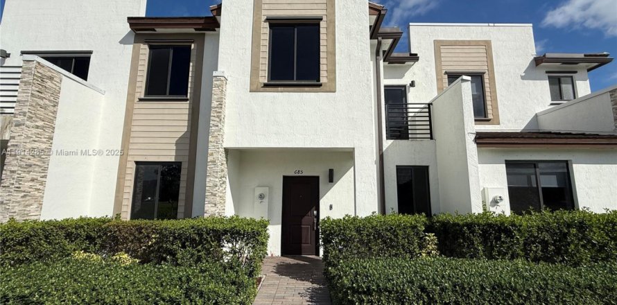Townhouse in Miami, Florida 3 bedrooms, 130.34 sq.m. № 2052813