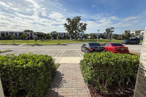 Townhouse in Miami, Florida 3 bedrooms, 130.34 sq.m. № 2052813 - photo 30