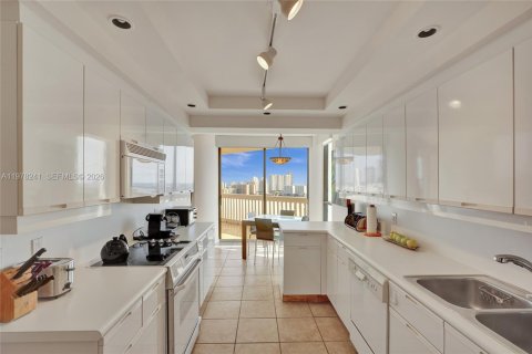 Condo in Aventura, Florida, 2 bedrooms  № 2041897 - photo 17