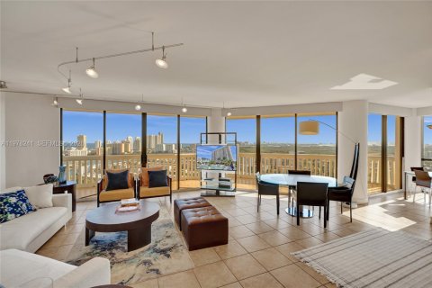 Condo in Aventura, Florida, 2 bedrooms  № 2041897 - photo 7