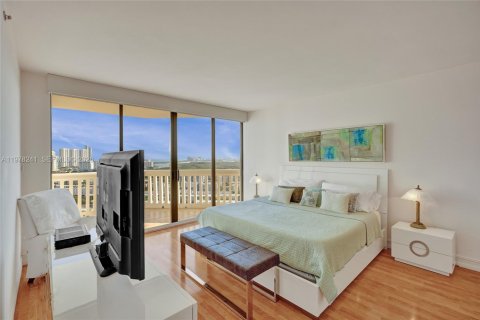 Condo in Aventura, Florida, 2 bedrooms  № 2041897 - photo 18