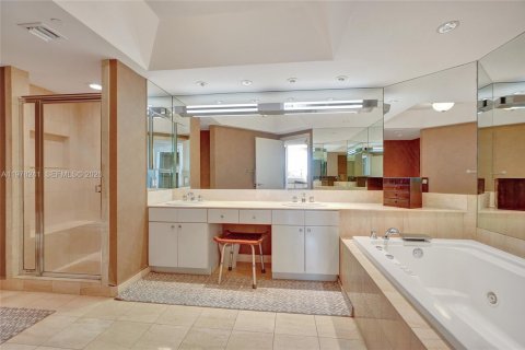 Condo in Aventura, Florida, 2 bedrooms  № 2041897 - photo 24