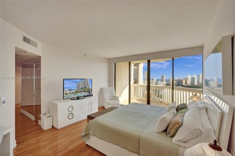 Condo in Aventura, Florida, 2 bedrooms  № 2041897 - photo 21