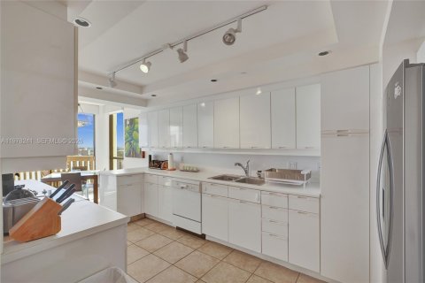 Condo in Aventura, Florida, 2 bedrooms  № 2041897 - photo 16