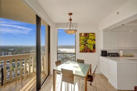 Condo in Aventura, Florida, 2 bedrooms  № 2041897 - photo 13
