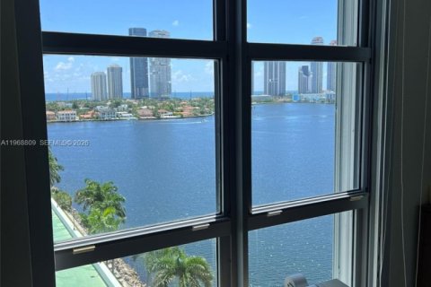 Condo in Aventura, Florida, 3 bedrooms  № 2031740 - photo 24