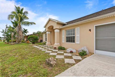 House in Port St. Lucie, Florida 3 bedrooms, 167.97 sq.m. № 2335152