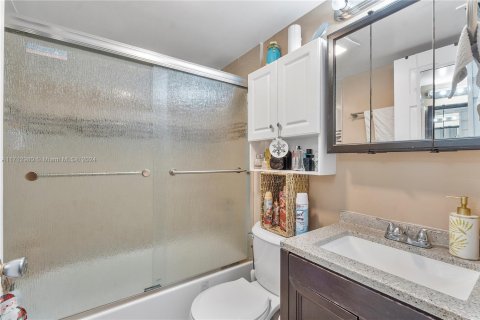 Condo in Royal Palm Beach, Florida, 2 bedrooms  № 1764461 - photo 13