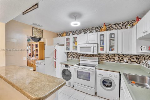 Condo in Royal Palm Beach, Florida, 2 bedrooms  № 1764461 - photo 15