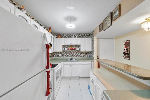 Condo in Royal Palm Beach, Florida, 2 bedrooms  № 1764461 - photo 18