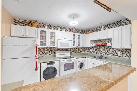 Condo in Royal Palm Beach, Florida, 2 bedrooms  № 1764461 - photo 17