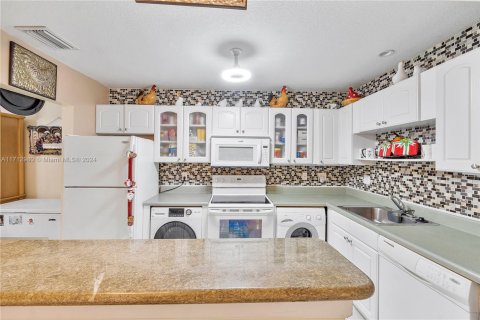 Condo in Royal Palm Beach, Florida, 2 bedrooms  № 1764461 - photo 16