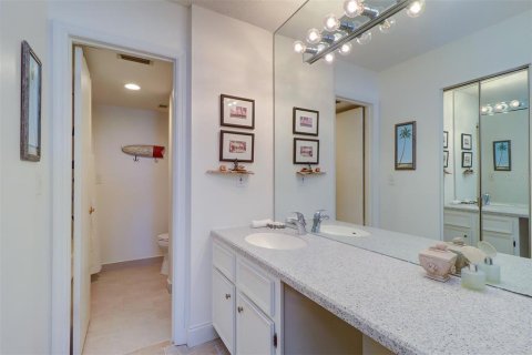 Condo in Redington Shores, Florida, 2 bedrooms  № 1568901 - photo 30
