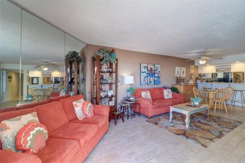 Condo in Redington Shores, Florida, 2 bedrooms  № 1568901 - photo 14