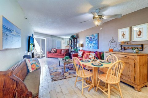 Condo in Redington Shores, Florida, 2 bedrooms  № 1568901 - photo 7