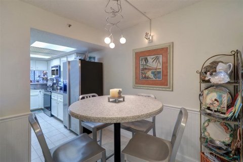 Condo in Redington Shores, Florida, 2 bedrooms  № 1568901 - photo 25