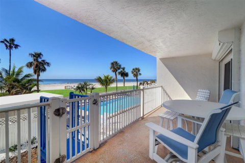 Condo in Redington Shores, Florida, 2 bedrooms  № 1568901 - photo 11