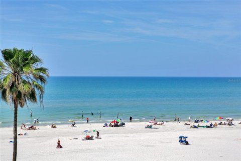 Condo in Redington Shores, Florida, 2 bedrooms  № 1568901 - photo 13