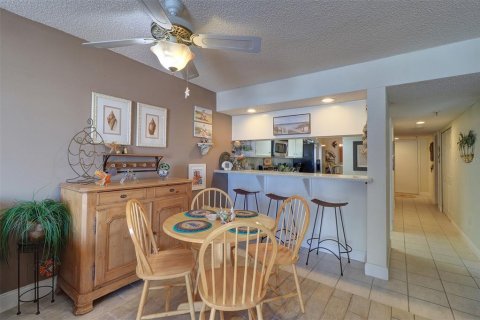 Condo in Redington Shores, Florida, 2 bedrooms  № 1568901 - photo 18