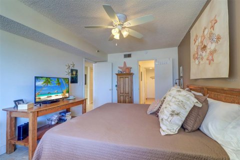 Condo in Redington Shores, Florida, 2 bedrooms  № 1568901 - photo 29