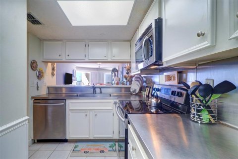 Condo in Redington Shores, Florida, 2 bedrooms  № 1568901 - photo 26
