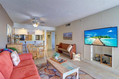 Condo in Redington Shores, Florida, 2 bedrooms  № 1568901 - photo 17