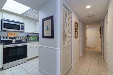 Condo in Redington Shores, Florida, 2 bedrooms  № 1568901 - photo 21