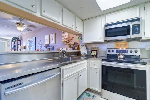 Condo in Redington Shores, Florida, 2 bedrooms  № 1568901 - photo 22