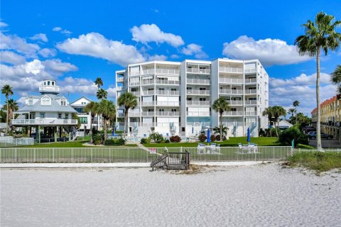 Condo in Redington Shores, Florida, 2 bedrooms  № 1568901 - photo 15