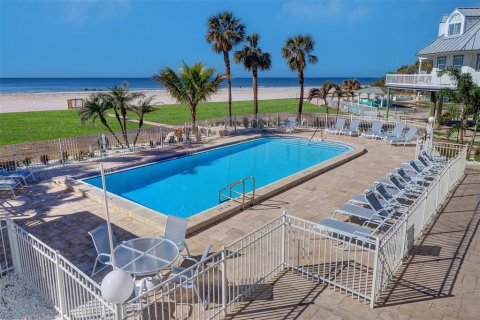 Condo in Redington Shores, Florida, 2 bedrooms  № 1568901 - photo 1