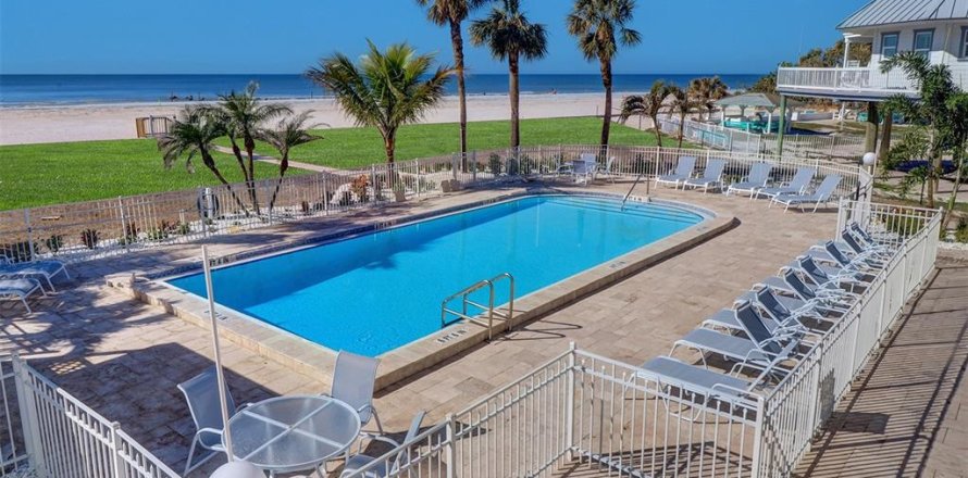 Condo in Redington Shores, Florida, 2 bedrooms № 1568901