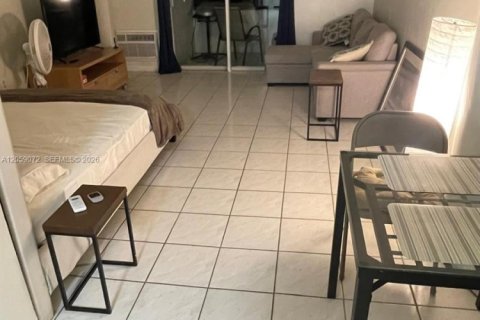 Copropriété à louer à North Bay Village, Floride: 41.25 m2 № 2169148 - photo 2