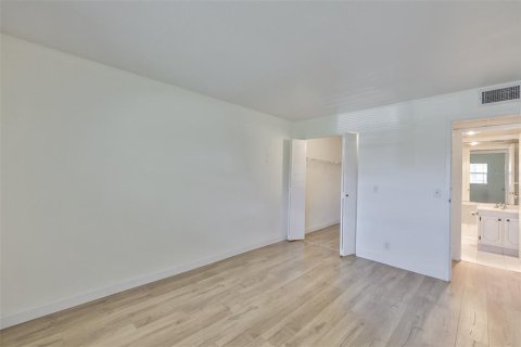 House in Sun City Center, Florida 2 bedrooms, 89.19 sq.m. № 2218265 - photo 11