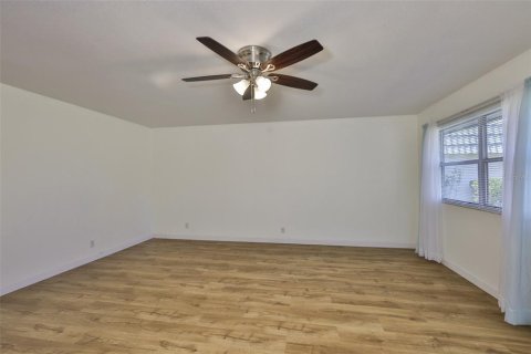House in Sun City Center, Florida 2 bedrooms, 89.19 sq.m. № 2218265 - photo 3