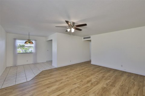 House in Sun City Center, Florida 2 bedrooms, 89.19 sq.m. № 2218265 - photo 5