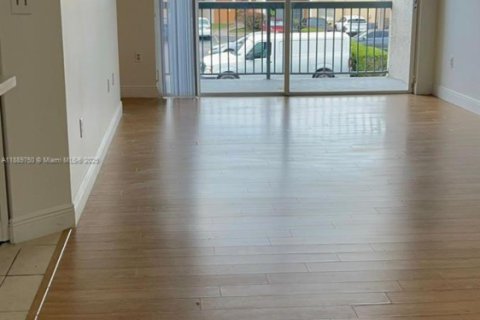 Condominio en alquiler en Hialeah, Florida, 2 dormitorios, 91.23 m2 № 1945148 - foto 3
