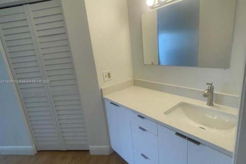 Condominio en alquiler en Hialeah, Florida, 2 dormitorios, 91.23 m2 № 1945148 - foto 15