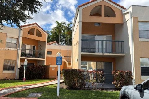 Condominio en alquiler en Hialeah, Florida, 2 dormitorios, 91.23 m2 № 1945148 - foto 1