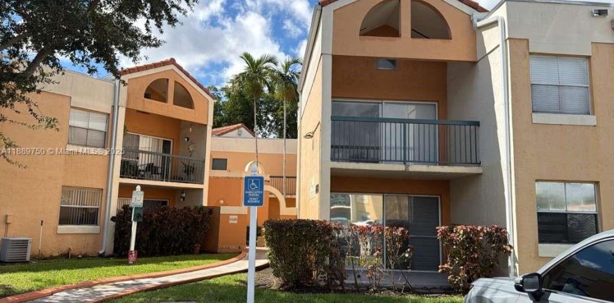 Condominio en Hialeah, Florida, 2 dormitorios  № 1945148