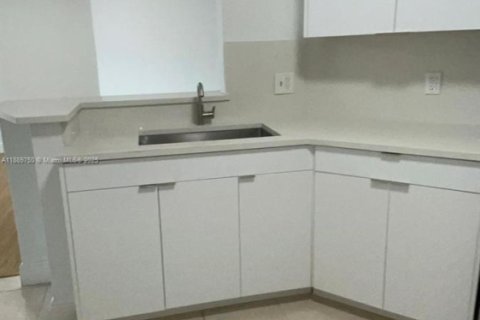 Condominio en alquiler en Hialeah, Florida, 2 dormitorios, 91.23 m2 № 1945148 - foto 7