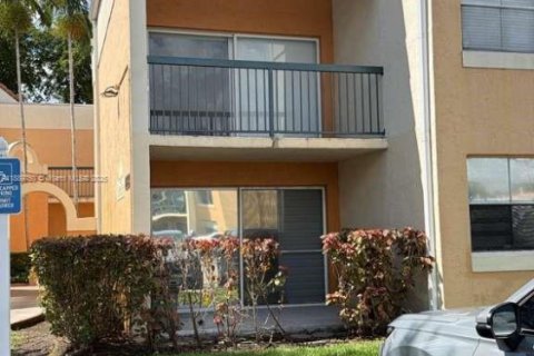 Condominio en alquiler en Hialeah, Florida, 2 dormitorios, 91.23 m2 № 1945148 - foto 2