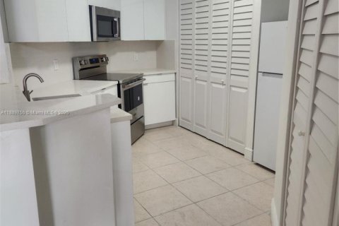Condominio en alquiler en Hialeah, Florida, 2 dormitorios, 91.23 m2 № 1945148 - foto 5
