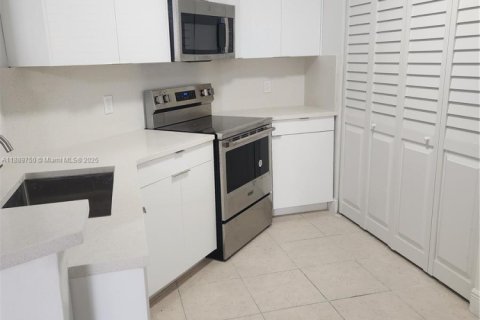 Condominio en alquiler en Hialeah, Florida, 2 dormitorios, 91.23 m2 № 1945148 - foto 4