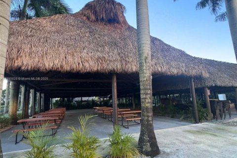 Commercial property in Miami, Florida № 1944336 - photo 11