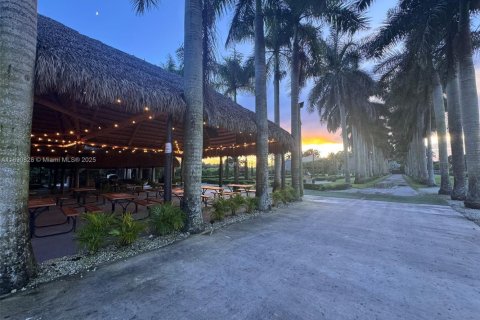 Commercial property in Miami, Florida № 1944336 - photo 4