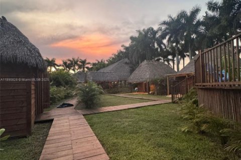 Commercial property in Miami, Florida № 1944336 - photo 14